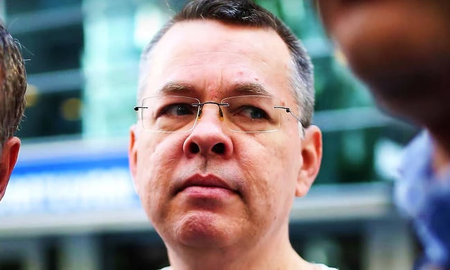 Αφήνει για πάντα πίσω του την Τουρκία του Ερντογάν: Εγκατέλειψε τη Σμύρνη με αεροσκάφος ο πάστορας